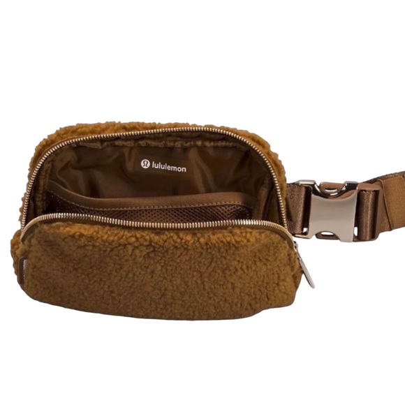Lululemon Everywhere Fleece Belt Bag 1L - Picture 10 of 15